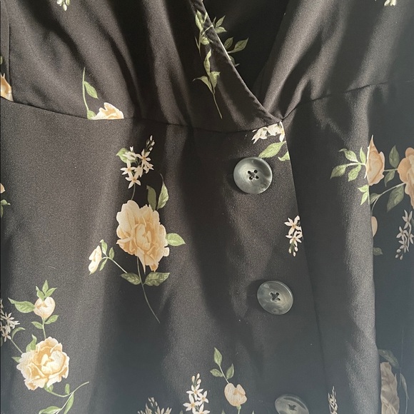 Torrid size 1 Black Floral blouse. Somewhat cropped. Excellent condition! - Picture 3 of 4